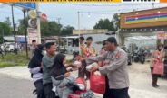 Polres Bangka Barat Bagi Takjil di Simpang Belo Mentok, Sekaligus Ingatkan Warga Laporkan Kejahatan ke Hotline 110
