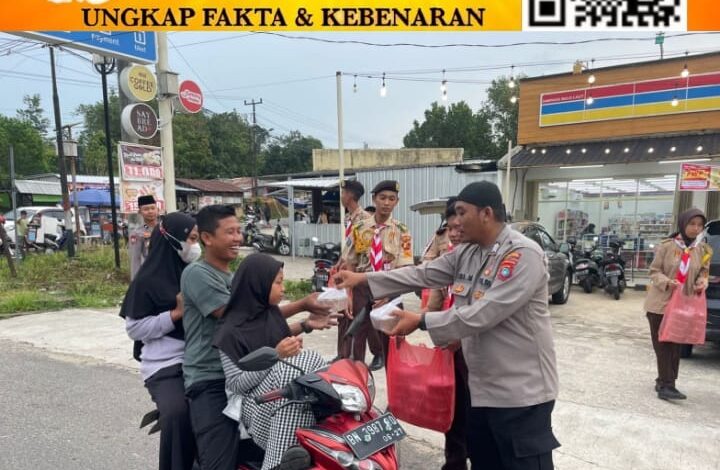 Polres Bangka Barat Bagi Takjil di Simpang Belo Mentok, Sekaligus Ingatkan Warga Laporkan Kejahatan ke Hotline 110