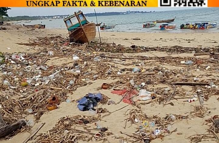 Pantai Baru Mentok Dikepung Sampah Kiriman, Estetika Wisata dan Kesehatan Lingkungan Terancam