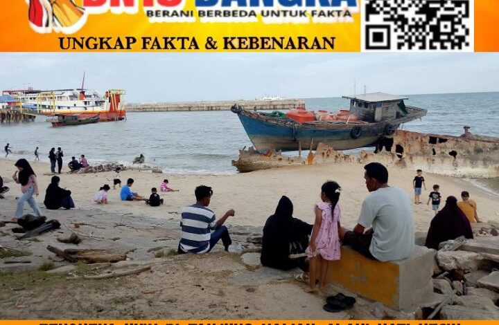 Kapal Pompong Terdampar di Atas Bangkai Kapal Sejarah, Pantai Tanjung Kalian Dipadati Warga