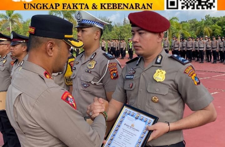 Bawa Pulang Emas Juara Karate dan Ungkap Kasus Besar, Belasan Personel Polres Bangka Barat Terima Penghargaan