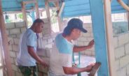 TMMD ke-130 Kodim 0431/Bangka Barat Lanjutkan Rehab RTLH, Satgas Pasang Dinding Batako Rumah Ibu Ayati